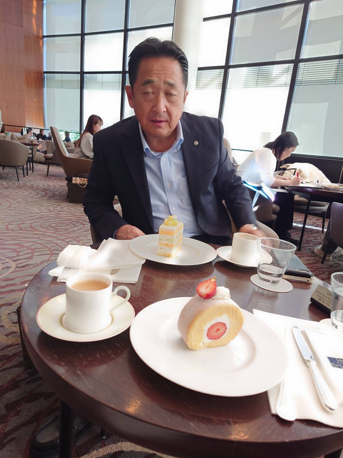ケーキ越しの良い男